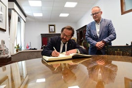 Antonio Granados, firmando en el libro de honor en presencia del alcalde Pedro J. Ramos
