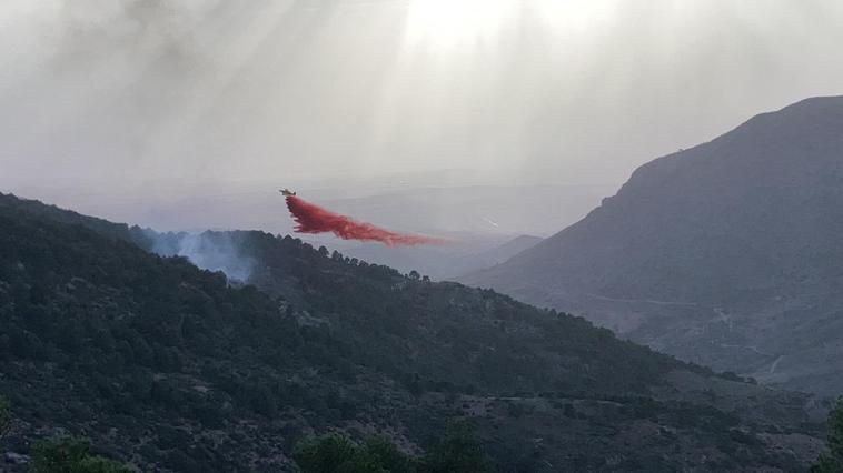 Un medio aéreo combate el fuego de Baza.