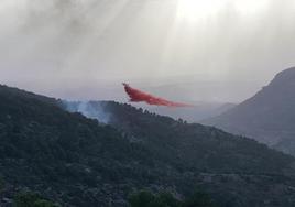 Un medio aéreo combate el fuego de Baza.