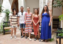 4 de las ganadoras junto al concejal de juventud del Ayuntamiento de Baza