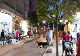 Ambiente callejero en la Noche en Blanco, comercial en Baza