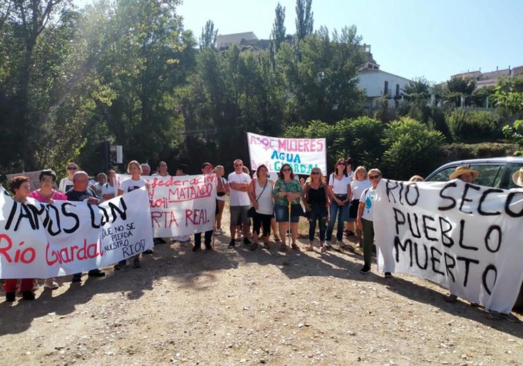 Más de 1.000 personas se manifiestan en defensa del rio Guardal