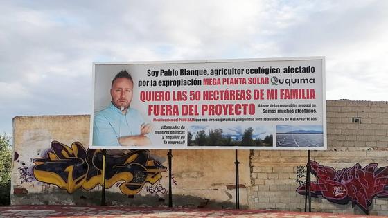 Un vecino de Baza coloca una valla publicitaria para exigir la exclusión de sus tierras de una megaplanta solar
