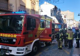Un herido grave y ocho afectados por humo, entre ellos un bebé, en el incendio de un edificio en Baza