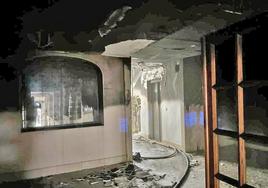 Entrada principal al edificio incendiado