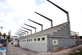 Gradas en construción el en Polideportivo Municipal