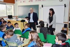 El alcalde visita los colegios para responder las preguntas de los escolares