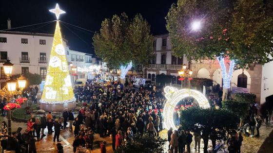El encendido del alumbrado de navidad en Baza da paso a un macropuente