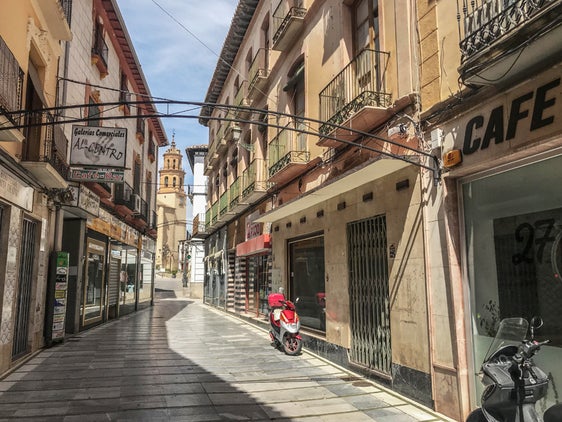 Obras en calle Cabeza la principal vía peatonal de Baza