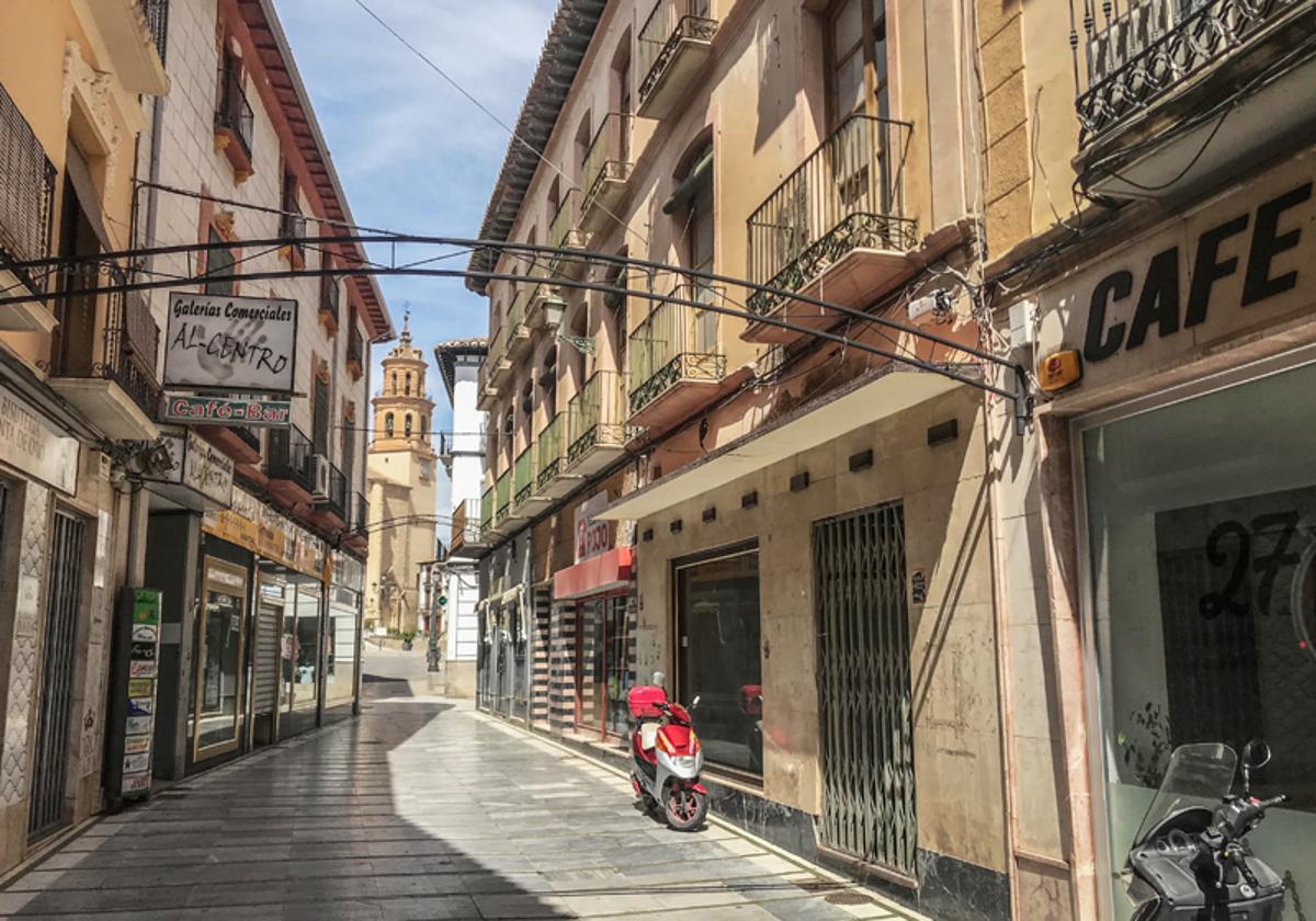 Obras en calle Cabeza la principal vía peatonal de Baza
