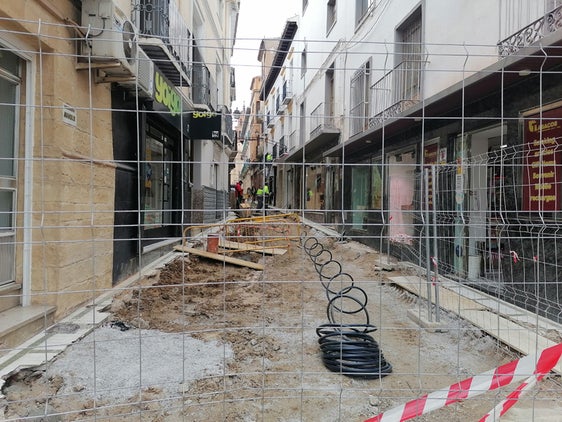 El ayuntamiento realiza obras en la calle la Cabeza, la principal vía peatonal