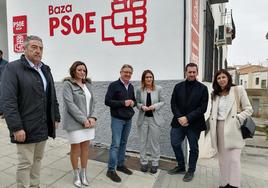 Alcaldes y portavoces socialistas con la parlamentaria Olga Manzano hoy en Baza