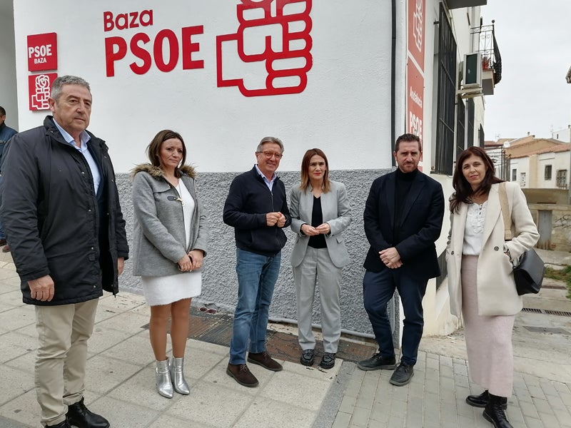 Alcaldes y portavoces socialistas con la parlamentaria Olga Manzano hoy en Baza