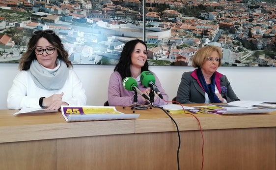 La concejal de Igualdad, Priscila Martínez junto a las tecnicas del Centro de Información a la Mujer de Baza