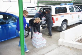Los bastetanos se abastecen de agua embotellada.
