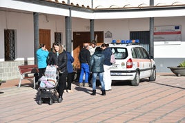 Los bastetanos recogen agua embotellada.