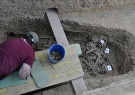 Exhumación de una fosa común en la vecina localidad de Cúllar