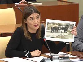 Olga Manzazo muestra una foto de dirigentes del PP reclamando el arreglo de la A-4200 cuando estaban en la oposición