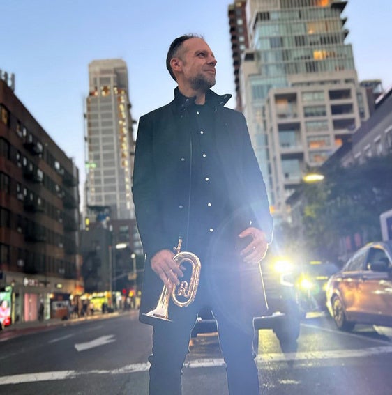 Nueva York acoge el lanzamiento de la última obra de Dani de Baza, «Dame tu mano»