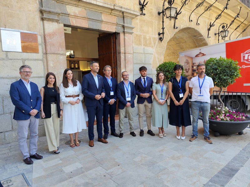 Alcaldes y parlamentarios ante el Ayuntamiento de Caravaca de la Cruz