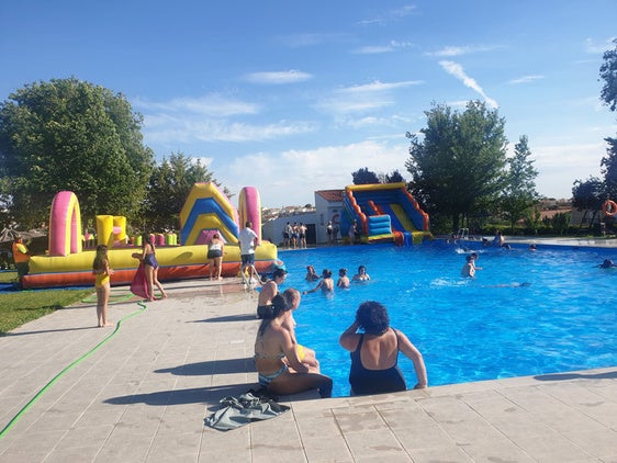 Cuevas del Campo abre la temporada de verano en la piscina municipal