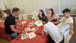 Javier Gavilán, uno de los profesores del curso, junto a un grupo de alumnos