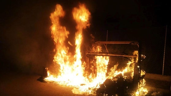 Cinco contenedores quemados en una misma noche en Baza
