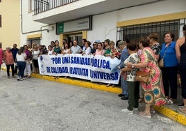 Concentración a las puertas del centro de salid de Cuevas del Campo