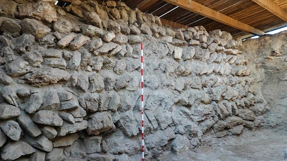 Una campaña arqueológica recupera la muralla del Cerro de la Virgen en Orce
