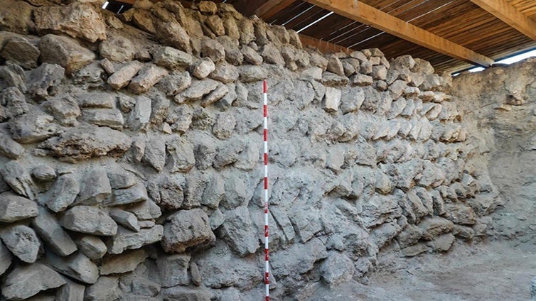 Una campaña arqueológica recupera la muralla del Cerro de la Virgen en Orce
