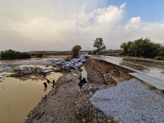 La lluvia corta carreteras y causa cuantiosos daños en la comarca de Baza