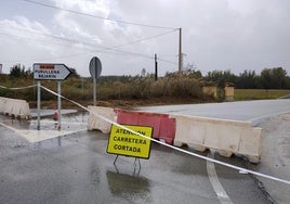 Carretera cortada en Benalúa por las inundaciones.