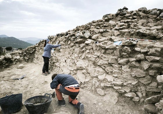 Excavación en el recinto fortificado de los Castellones Bajos, en Puebla de Don Fadrique