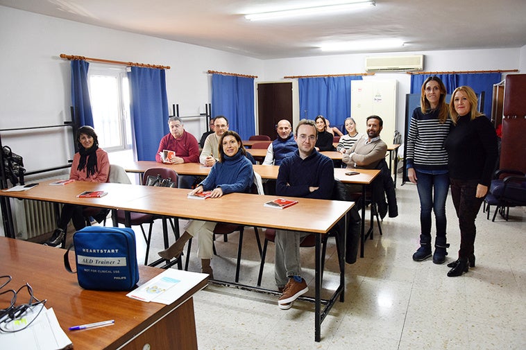 Trabajadores municipales aprenden a utilizar un desfibrilador semiautomático