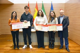 Los tres premiados junto a Priscila Martínez y Pedro J. Ramos