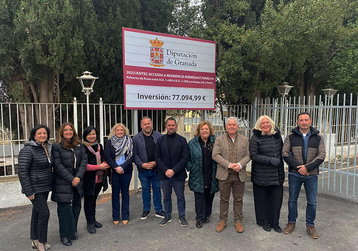 Diputados socialistas a la entrada de la residencia Rodriguez Penalva en Huéscar