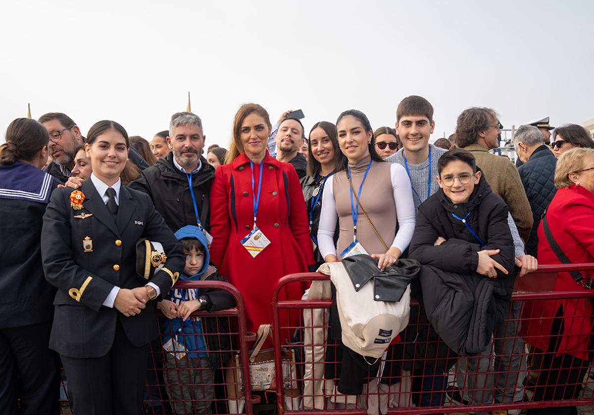 Sheila Pachón Latorre, con su familia en el muelle de Cadiz, minutos antes del desatraque del Juan Sebastian Elcano