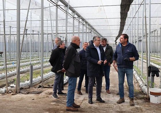 José Antonio Montilla, visita un invernadero en Zújar y mantiene un encuentro con regantes