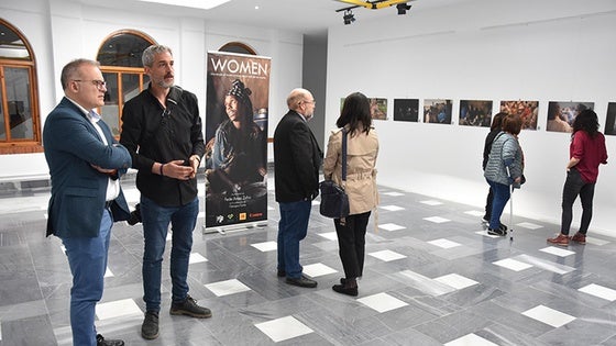 En Baza la exposición «Women: una mirada al mundo a través de la vida de las mujeres»