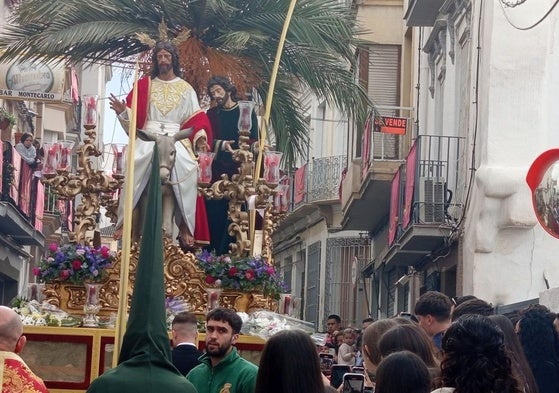 Unos tenues rayos de sol facilitan el camino de Jesús de la Paz