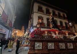 Nuestro Padre Jesús del Rescate entrendo en carrera oficial en al noche del Lunes Santo.