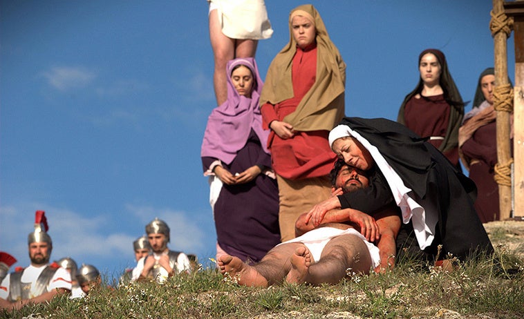Cuevas del Campo recibe a miles de personas para vivir la Semana Santa Viviente