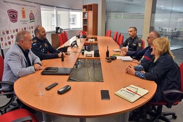 El alcalde en la sala de crisis del Parque de Bomberos de Baza