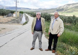 Ángel García Giralte y Gines López Revelles junto al Canal de San Clemente