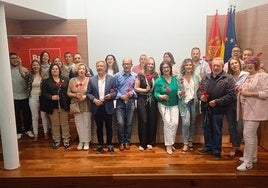 Manuel Gavilán, el reelegido como Secretario General del PSOE de Baza, junto a la nueva Ejecutiva Local