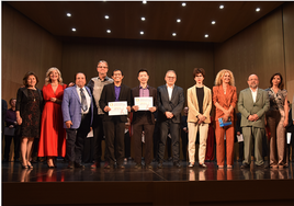 El jurado posa con el dúo ganador procedente de los Estados Unidos