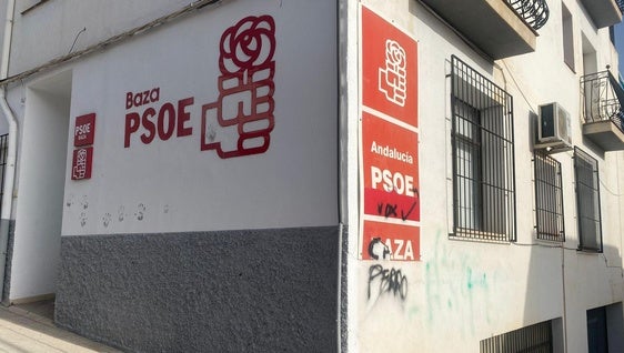 La sede del PSOE de Baza amanece con pintadas tras el escándalo de Santos Cerdán