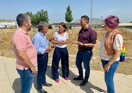 Olga Manzano en el solar donde la junta tiene que construir la nueva estación de autobuses de Baza