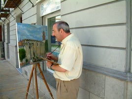 El pintor Antonio Lozano, pintando en la calle la Iglesia Mayor de Baza