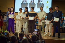 Los siete alumnos con Matriculas de Honor del IES José de Mora